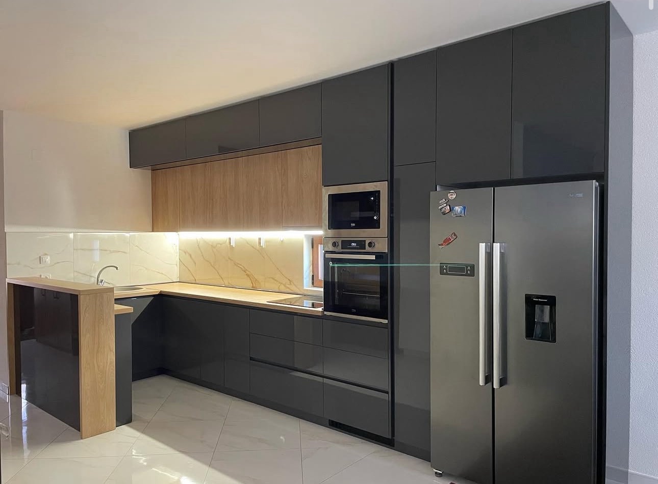 Crna moderna kuhinja