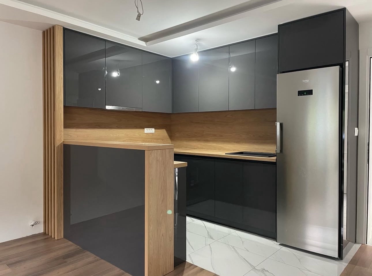 Minimalistička kuhinja po mjeri