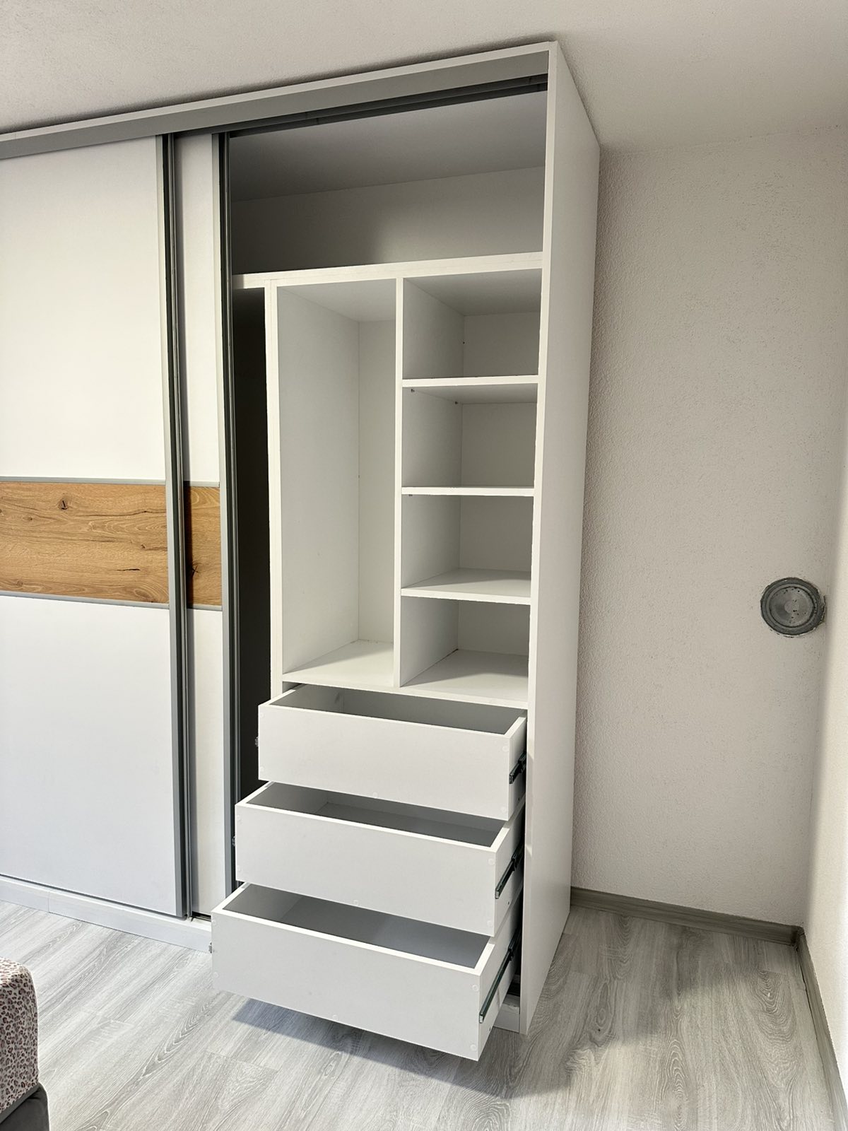 Bijeli klizni plakar