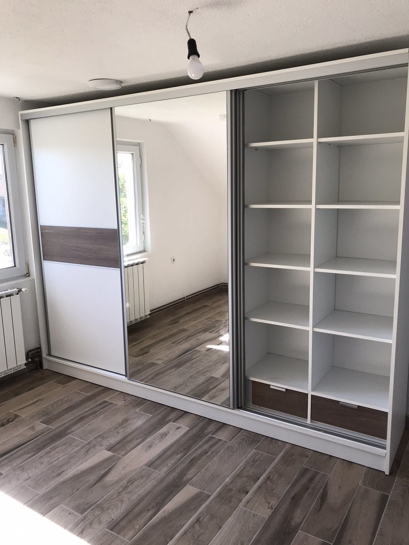 Drveni ugradbeni plakar