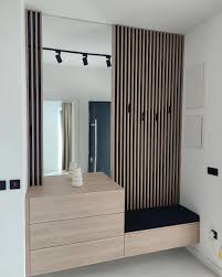 Predsoblje s ogledalom i klupom